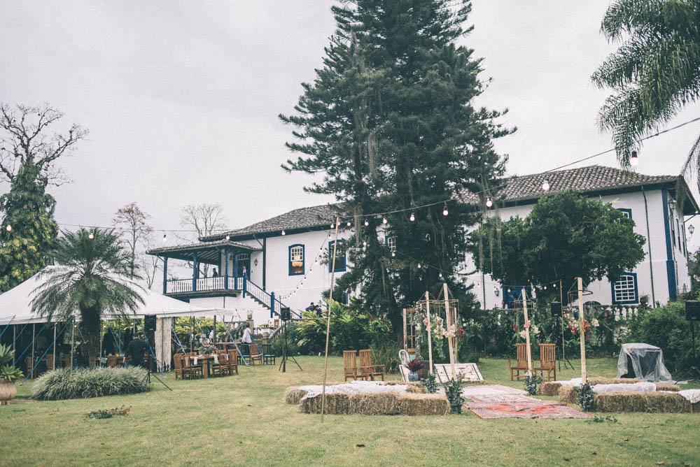 Image of an outdoor wedding photography venue on a cloudy day